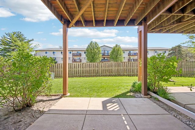 673 E FOUNTAINVIEW Drive 673, Mundelein, IL 60060