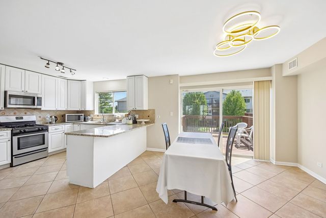 673 E FOUNTAINVIEW Drive 673, Mundelein, IL 60060