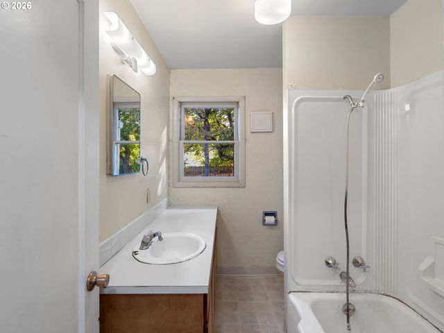 204 Ne 114TH Ave, Portland, OR 97220