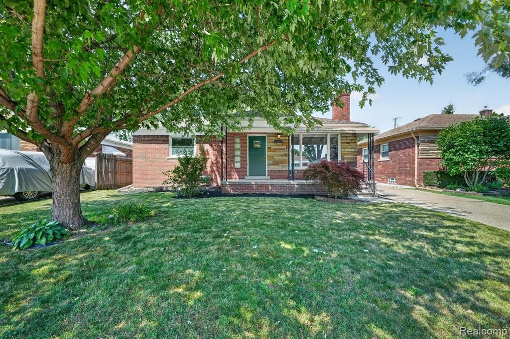 22809 Harper Lake Avenue, Saint Clair Shores, MI 48080