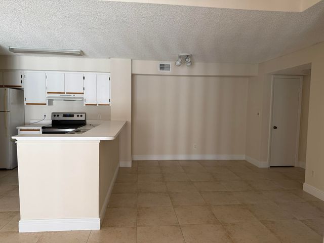520 S Park Road 22-12, Hollywood, FL 33021