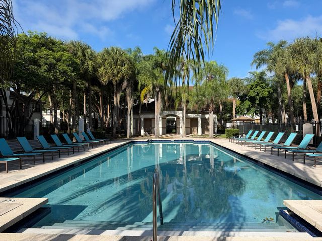 520 S Park Road 22-12, Hollywood, FL 33021