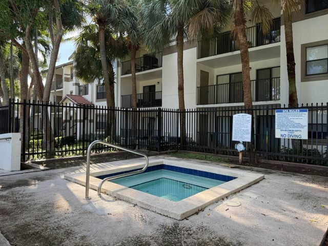520 S Park Road 22-12, Hollywood, FL 33021