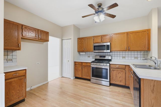 684 N Autumn Circle, Lindenhurst, IL 60046