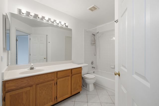 684 N Autumn Circle, Lindenhurst, IL 60046