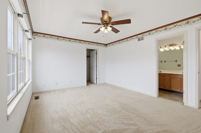 684 N Autumn Circle, Lindenhurst, IL 60046