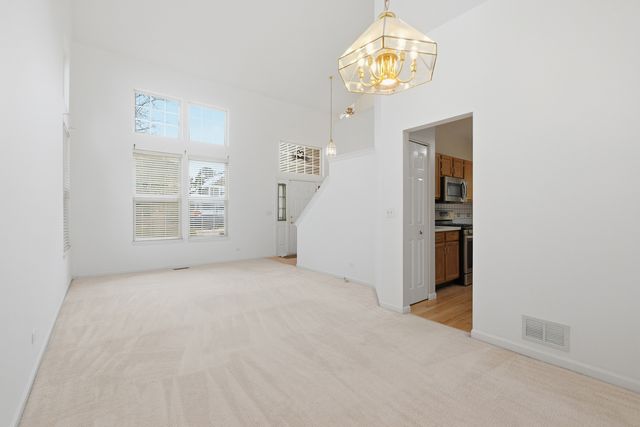 684 N Autumn Circle, Lindenhurst, IL 60046