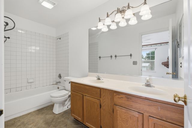 684 N Autumn Circle, Lindenhurst, IL 60046