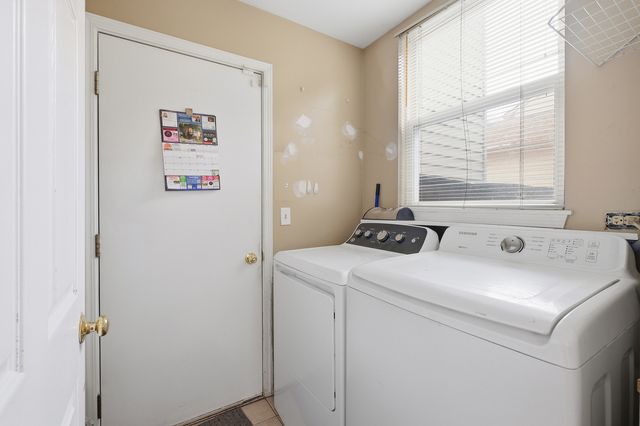 684 N Autumn Circle, Lindenhurst, IL 60046