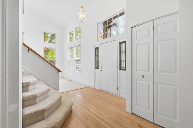 684 N Autumn Circle, Lindenhurst, IL 60046