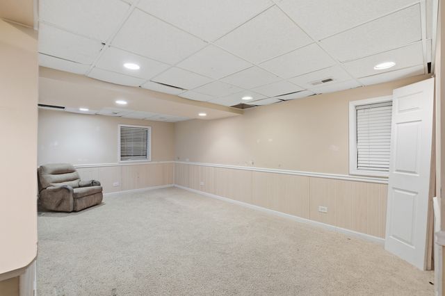 684 N Autumn Circle, Lindenhurst, IL 60046