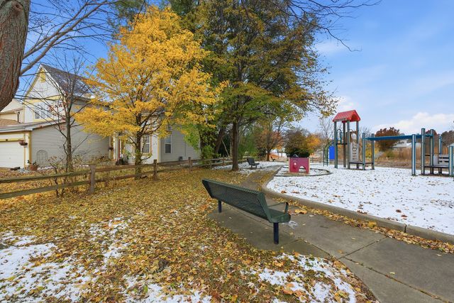 684 N Autumn Circle, Lindenhurst, IL 60046