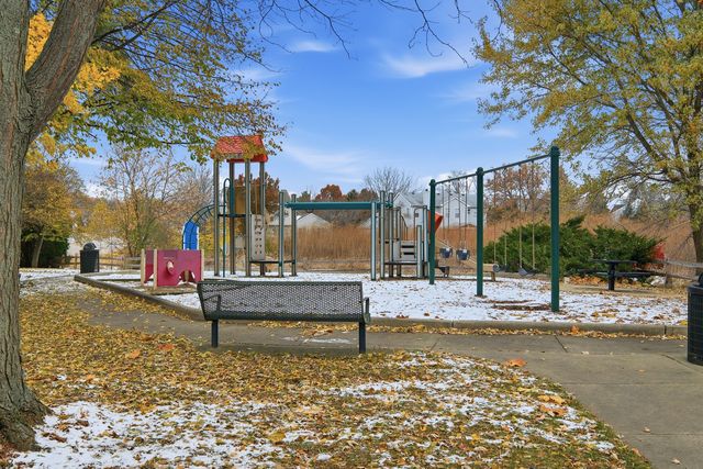 684 N Autumn Circle, Lindenhurst, IL 60046