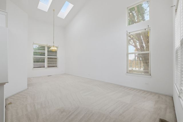 684 N Autumn Circle, Lindenhurst, IL 60046