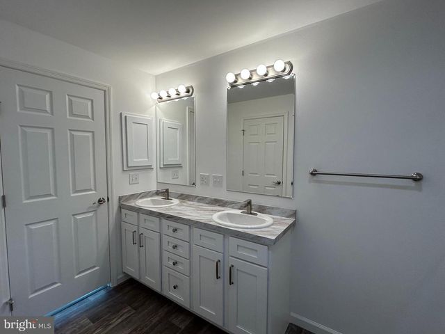 433 EASTWOOD LN, Lancaster, PA 17601