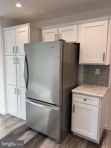 433 EASTWOOD LN, Lancaster, PA 17601