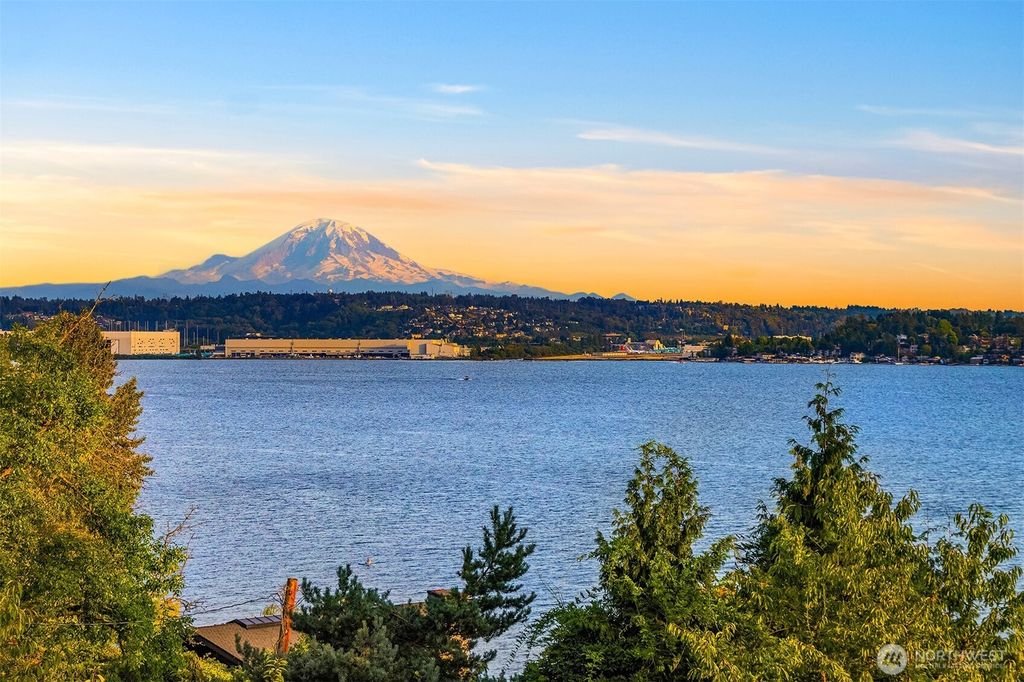 8243 W Mercer Way, Mercer Island, WA 98040