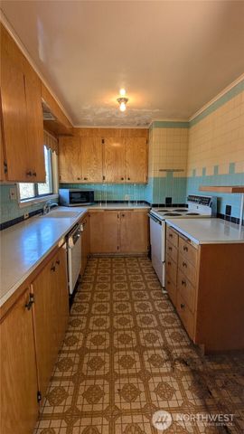 3631 32nd Avenue W, Seattle, WA 98199