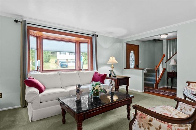 241 Castle Dr, West Mifflin, PA 15122