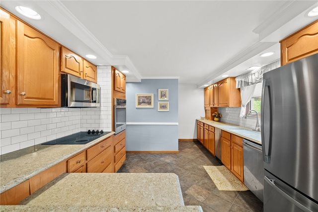 241 Castle Dr, West Mifflin, PA 15122