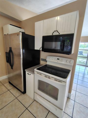 902 N THACKER AVENUE, Kissimmee, FL 34741