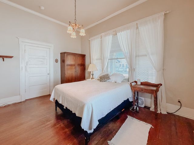 1529 W 4th Avenue, Corsicana, TX 75110