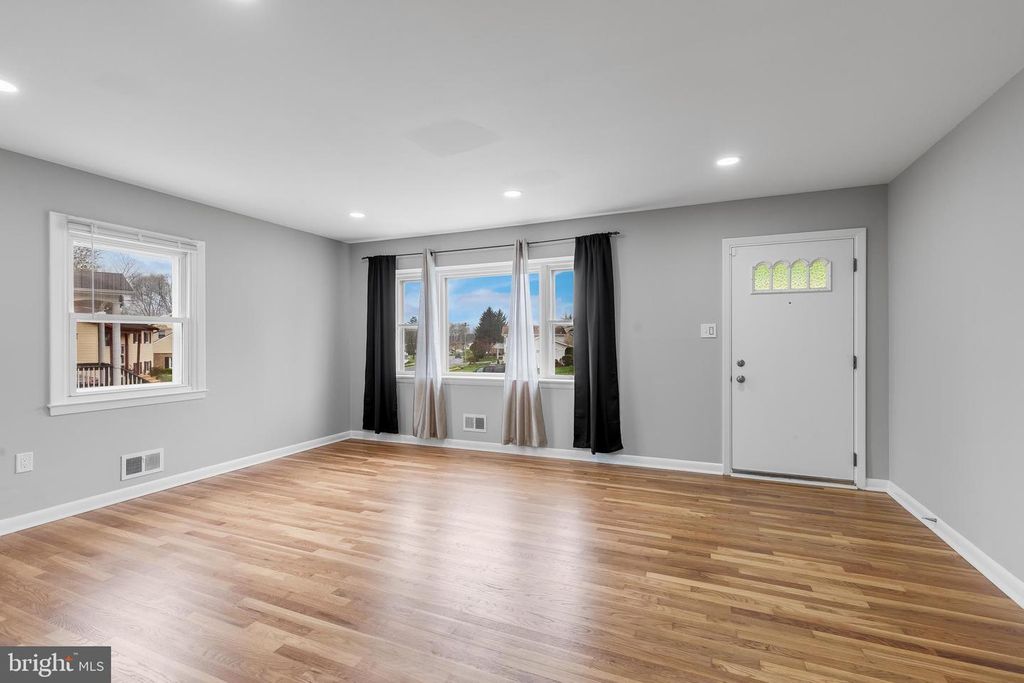 Image 3 of property listing at 1324 DENBRIGHT RD, Catonsville, MD 21228