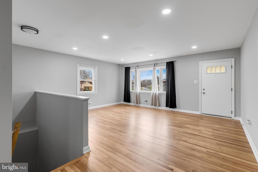 Image 4 of property listing at 1324 DENBRIGHT RD, Catonsville, MD 21228