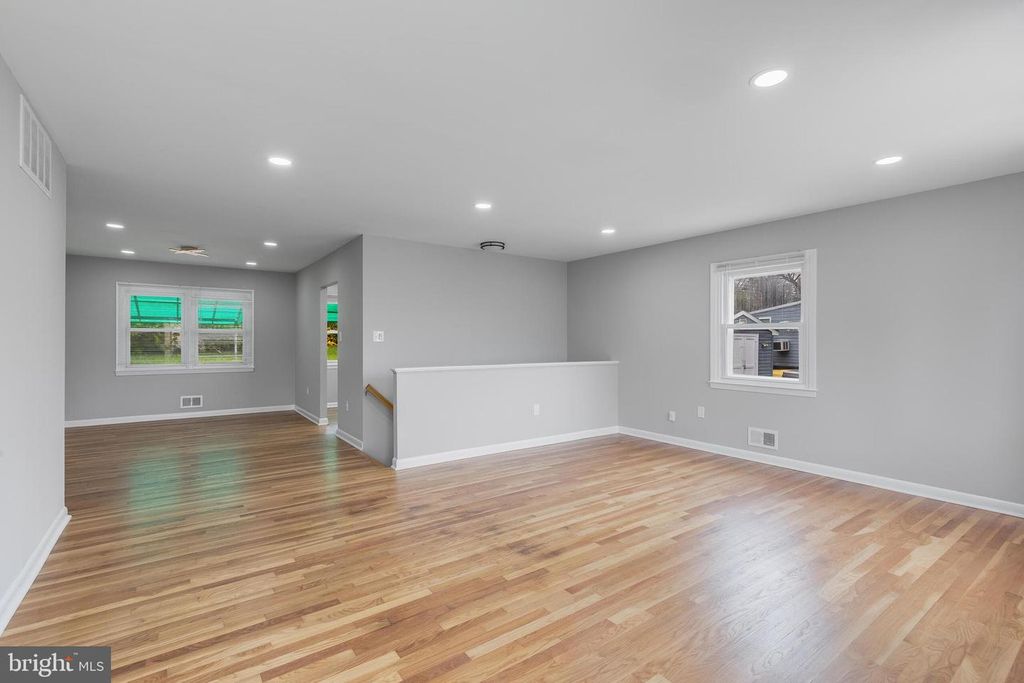 Image 6 of property listing at 1324 DENBRIGHT RD, Catonsville, MD 21228