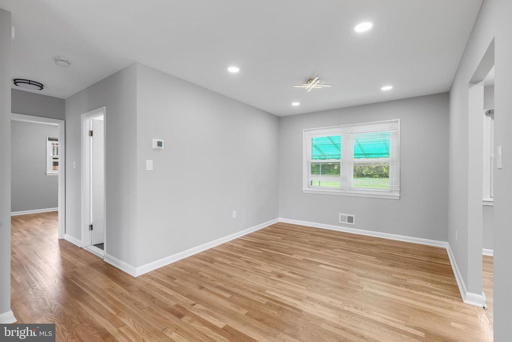 Image 8 of property listing at 1324 DENBRIGHT RD, Catonsville, MD 21228