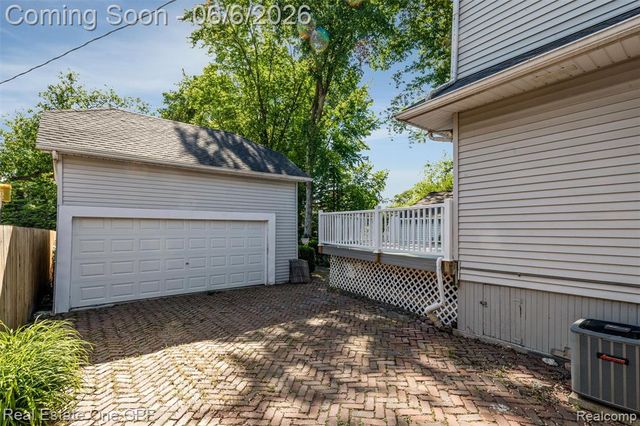 957 Fisher Road, Grosse Pointe, MI 48230