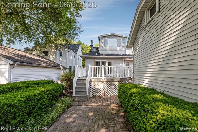 957 Fisher Road, Grosse Pointe, MI 48230