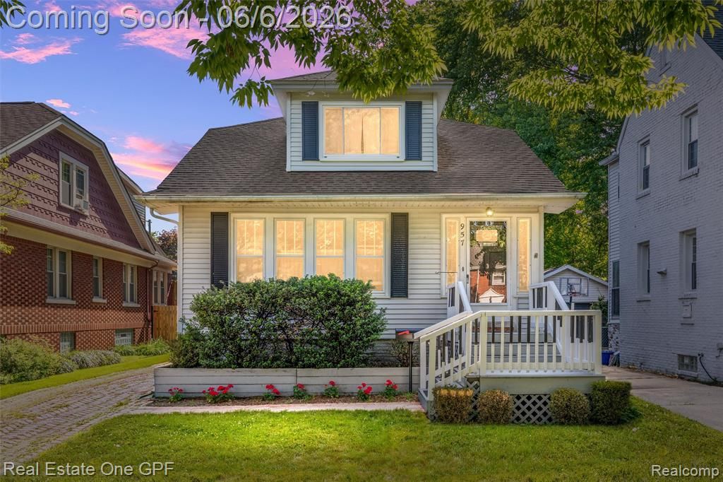957 Fisher Road, Grosse Pointe, MI 48230