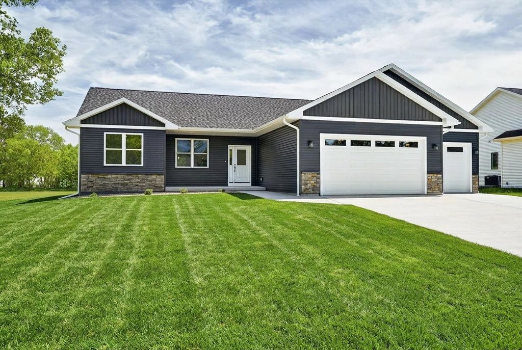 2004 W 4th Avenue, Brodhead, WI 53520