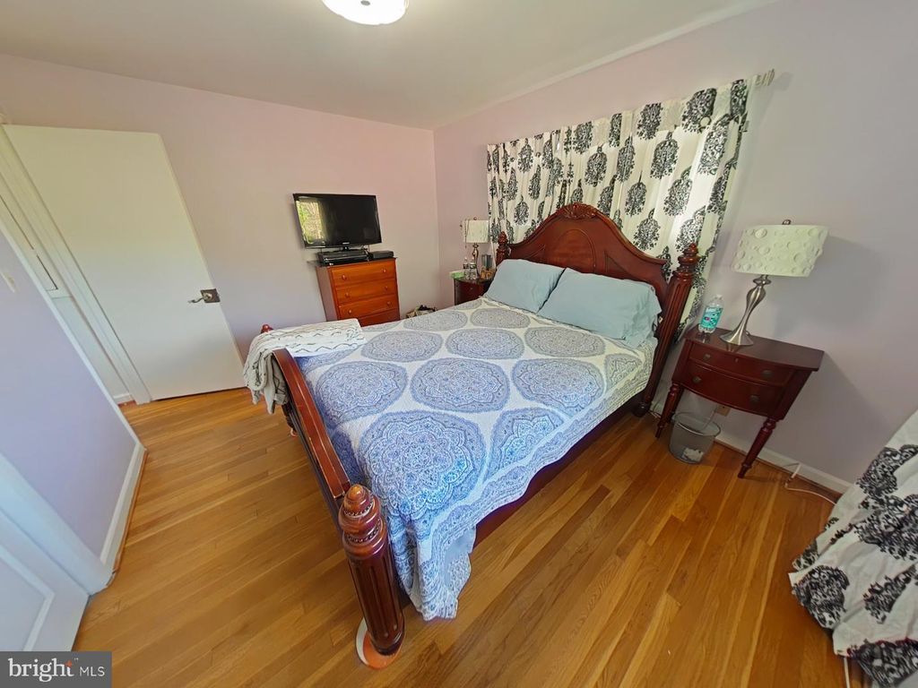 Image 12 of property listing at 12807 CRISFIELD RD, Silver Spring, MD 20906