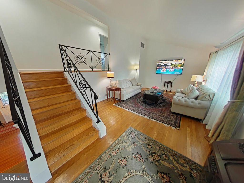 Image 6 of property listing at 12807 CRISFIELD RD, Silver Spring, MD 20906