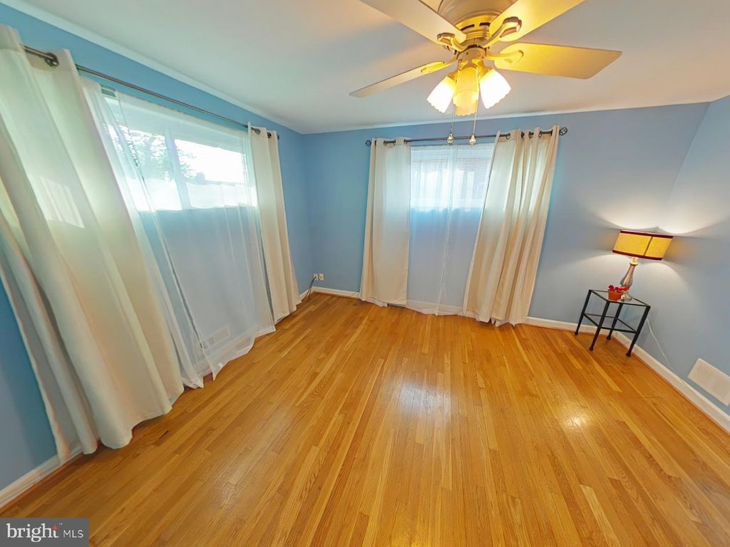 Image 7 of property listing at 12807 CRISFIELD RD, Silver Spring, MD 20906