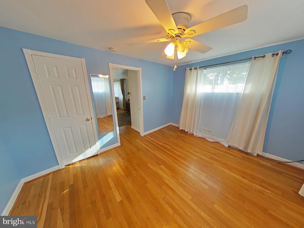 Image 9 of property listing at 12807 CRISFIELD RD, Silver Spring, MD 20906