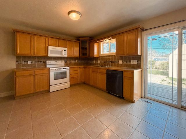 2202 E Blake St, Wichita, KS 67211