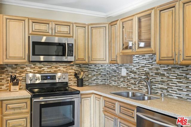 18601 Collins Street D27, Tarzana, CA 91356