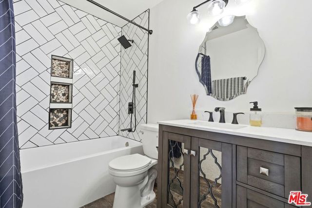 18601 Collins Street D27, Tarzana, CA 91356