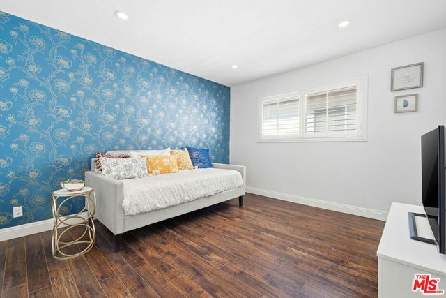 18601 Collins Street D27, Tarzana, CA 91356