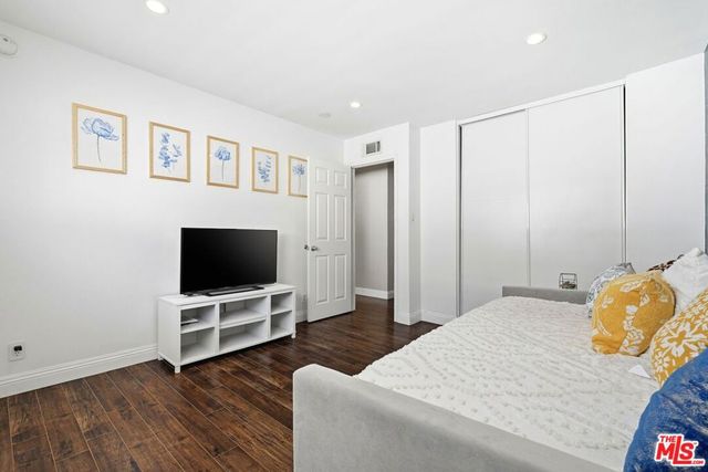 18601 Collins Street D27, Tarzana, CA 91356