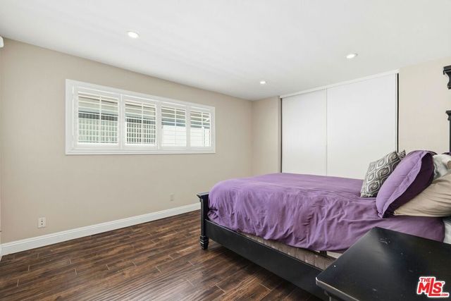 18601 Collins Street D27, Tarzana, CA 91356