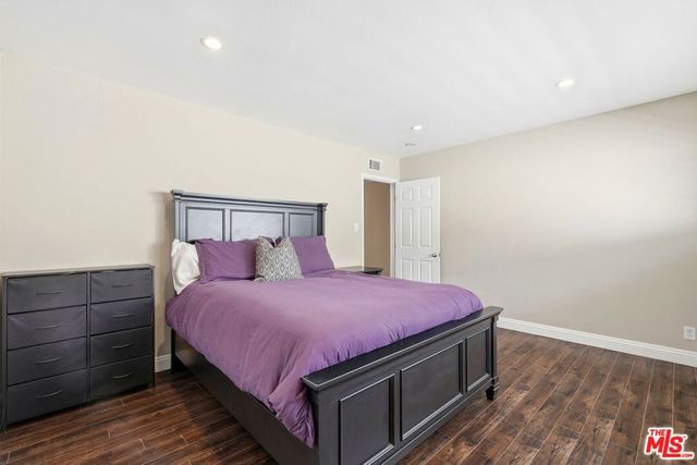 18601 Collins Street D27, Tarzana, CA 91356