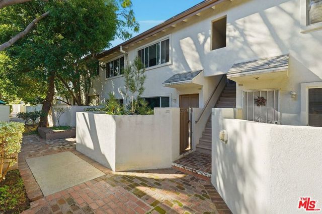 18601 Collins Street D27, Tarzana, CA 91356