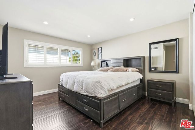 18601 Collins Street D27, Tarzana, CA 91356