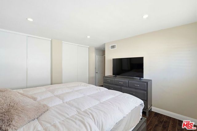 18601 Collins Street D27, Tarzana, CA 91356