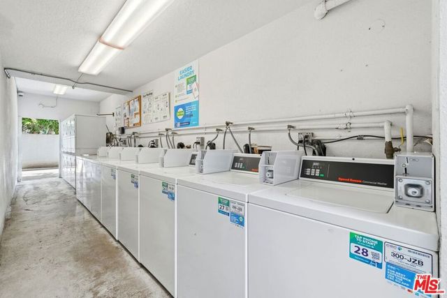 18601 Collins Street D27, Tarzana, CA 91356