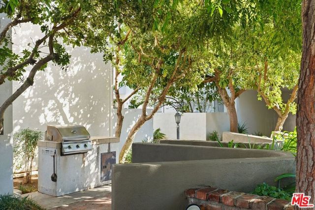 18601 Collins Street D27, Tarzana, CA 91356